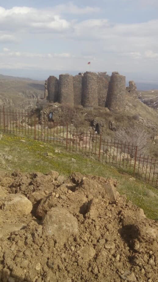 Армения построят. Село Амберд Армения. Крепость Амберд реконструкция. Крепость тапиберт в Армении.