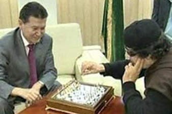 Gaddafi tells Ilyumzhinov he will not leave Libya