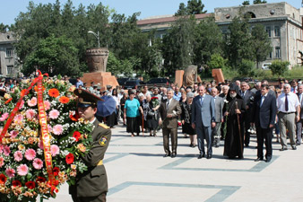 Президент НКР посетил мемориальный комплекс Степанакерта