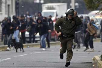 Chile: Police clash with protesters during student march