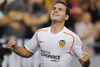 Chelsea make £27m bid for Valencia's Juan Mata