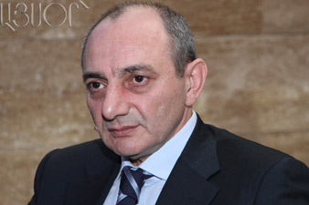 Bako Sahakyan hands in awards