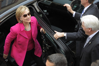 Protestors attack Hillary Clinton’s convoy with eggs and rocks