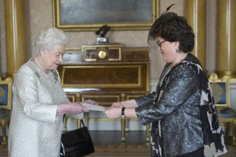 Karine Ghazinyan hands credentials to Elizabeth II