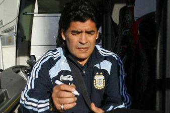 Maradona signs agreement to assume as Argentinean Football coach