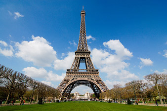 Elevator at Eiffel Tower falls down