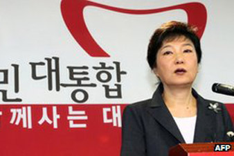 South Korea presidential runner Park apologises for father