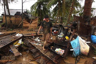 Philippines: Typhoon Bopha leaves over 270 dead