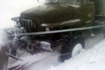 Car gets stuck in Selim mountain pass