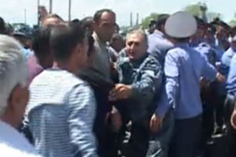 Hailstorm-hit farmers block Armavir-Yerevan highway again 