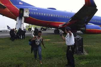 Landing gear on Southwest jet collapses, 10 hurt