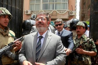 Prosecutor orders Morsi's arrest over Hamas links