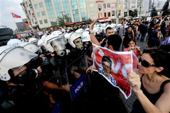 Turkey police fire tear gas to disperse protesters