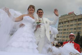 Russian bride breaks two Guinness records during wedding 