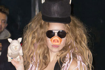 Lady Gaga reveals Sex Dreams and wears a pig nose