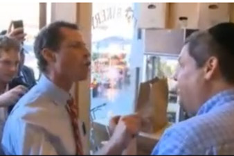 NY mayoral candidate Anthony Weiner argues with bakery heckler