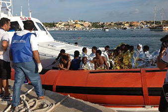 Lampedusa boat disaster: Divers hope to resume search