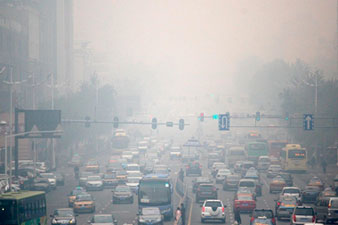 Heavy smog closes schools, airport in northeast China