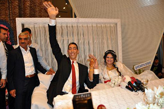 World’s tallest man gets married 