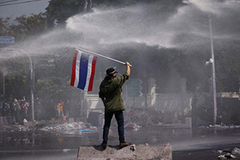 Tensions ease in Thailand as police remove barriers