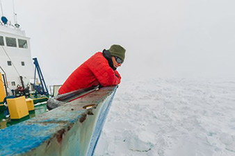 China icebreaker heads to trapped Antarctic ship