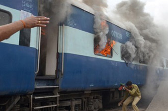 India train fire 'kills 23' in Andhra Pradesh state