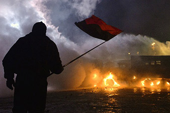 Riot police move to force protesters off Kiev streets