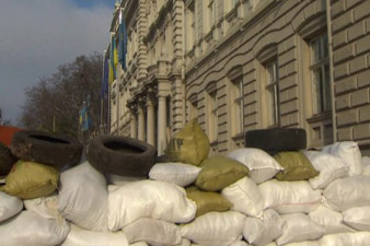 Ukraine unrest: New barricades in Kiev as talks stall