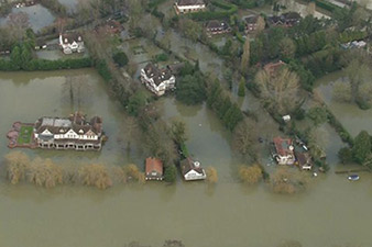 UK floods: Homes evacuated as swollen Thames keeps rising