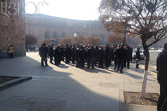 Nairit Plant workers gather near presidential residence 