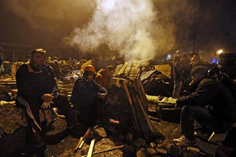 Ukraine protesters stay on the streets despite deal