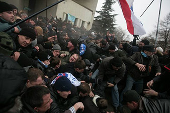 Armed men seize Crimea parliament