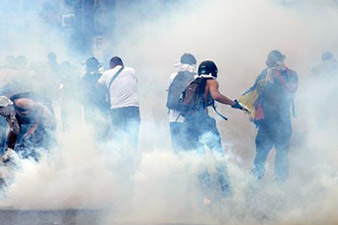 Venezuela student protest in Caracas ends in clashes