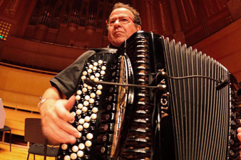 Accordionist Richard Galliano to perform in Armenia 