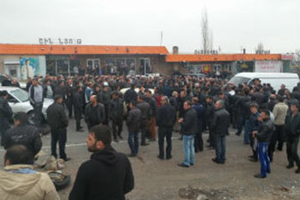 Residents of 7 Armenian villages block Yerevan-Aparan Highway  