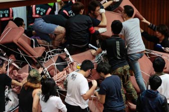 Taiwan police clash with students in protests over trade deal