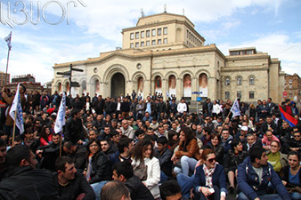 Chief of Finance Ministry Staff meets with protesters 