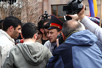 Deputy chief of police negotiates with demonstrators 