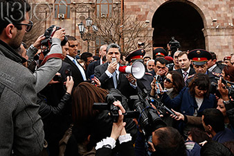 Ex-PM of Armenia meets with protesters 