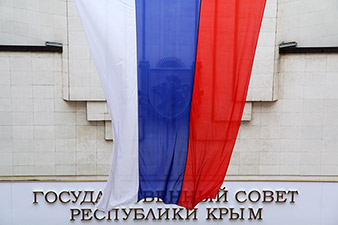 Crimean parliament approves new constitution