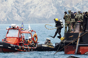 South Korea ferry: Divers find 48 bodies in single room