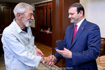 Vakhtang Kikabidze awarded gold medal of Yerevan Municipality 