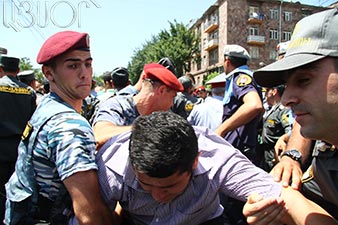 В Ереване один из участников акции протеста доставлен в полицию