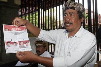 Indonesians vote in tight presidential race