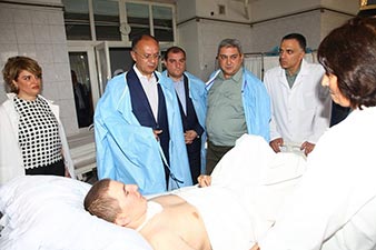 Armenian defense minister meets Karine Davtyan wounded in Karvachar 