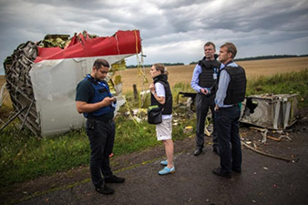 На место крушения «Boeing 777» приехали 78 экспертов со служебными собаками