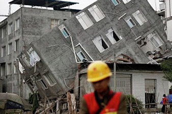 China earthquake: Toll nears 600 amid flood fears