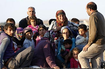 Kobane: Civilians flee IS street-to-street fighting