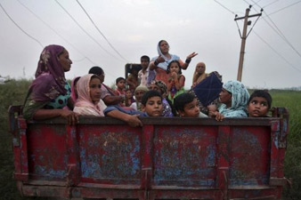 Kashmir: Civilians flee as border clashes continue