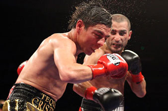 Vic Darchinyan wins the fight vs. Jorge Arce